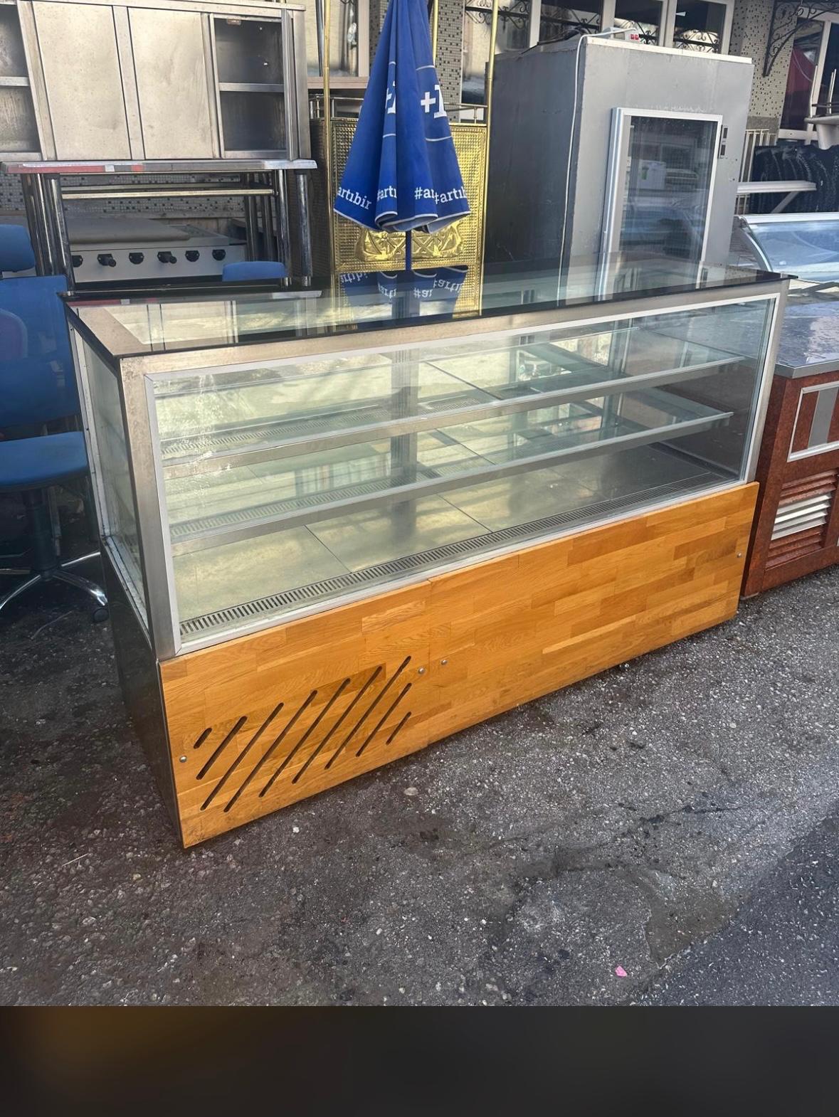 Yatay Tatlı Dolabı